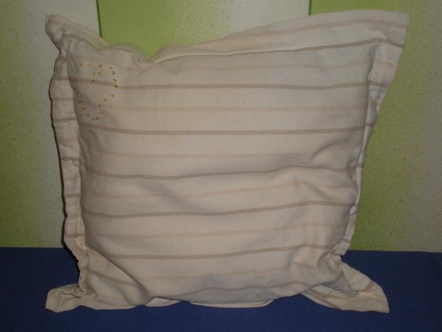 Daiktas Balta dryzuota pagalvele su is karoliuku issiuvineta sirdele