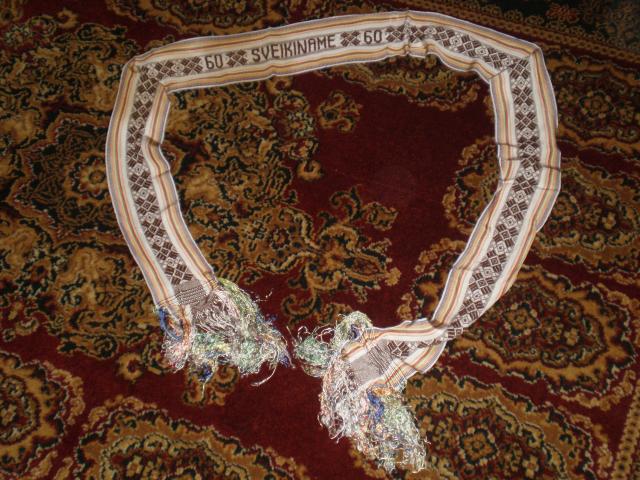 Daiktas Tautiniu rastu motyvais juosta, Sveikiname 60