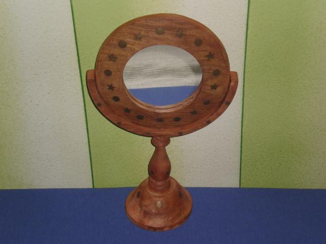 Daiktas Ranku darbo vienetinis stalinis medinis veidrodis su zalvarinemis detalemis
