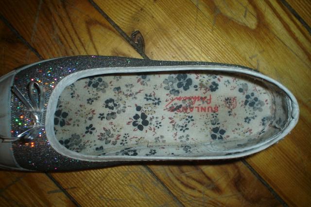 Daiktas žvyneliais siūvinėti inkariukai