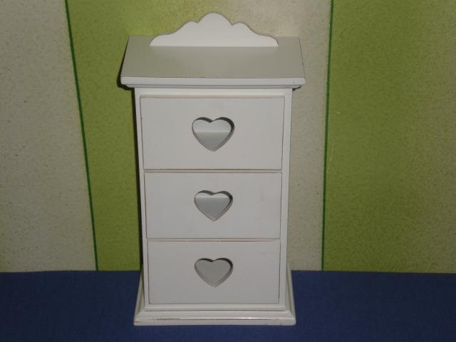 Daiktas Balta medine papuosalu dezute (dezute papuosalams: ziedams, grandinelems, auskarams, apyrankems)