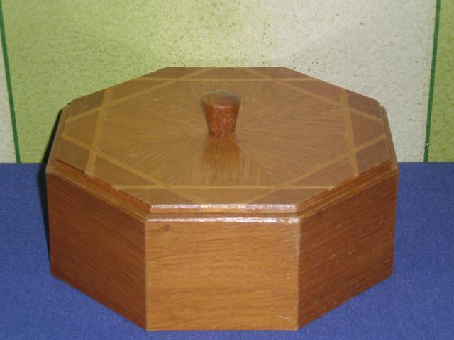 Daiktas Senovine medine papuosalu dezute. Dezute papuosalams: auskarams, ziedams, grandinelems, apyrankems