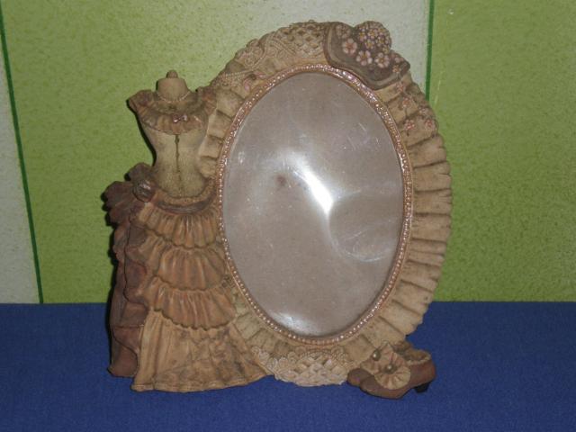 Daiktas Senovinis antikvarinis keramikinis ir kartoninis remelis nuotraukai moters siluetas su suknele bateliais ir kepure