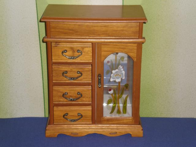 Daiktas Medine papuosalu dezute (dezute papuosalams: ziedams, grandinelems, auskarams)