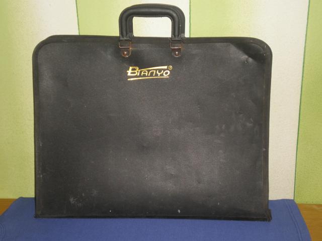 Daiktas Didelis juodas plonas portfelis - rankine