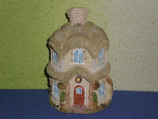 Daiktas Zaislas vaikams, keramikinis atsidarantis namelis su viduje esanciaisi baldais