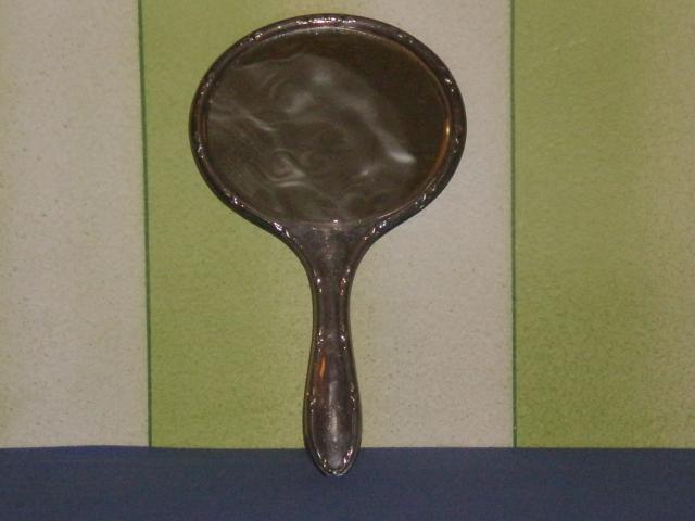 Daiktas Didelis horizontaliai pailgas senovinis rankinis veidordis su graziu geletu apvadu