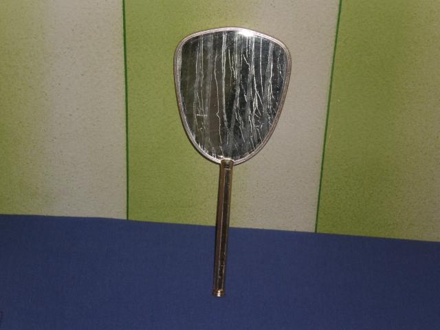 Daiktas Rankinis veidrodelis su gale esanciu issiuvinetu geletu atvaizdu