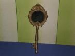 Daiktas Zalvarinis rakto formos rankinis veidrodelis su labai graziu ornamentu