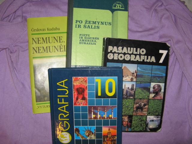 Daiktas daug knygų/vadovėlių geografijai mokytis..