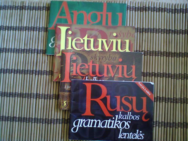 Daiktas Lietuviu, anglu, rusu gramatikos lenteles.
