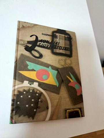 Daiktas Jaunajai siuvinėtojai 2€