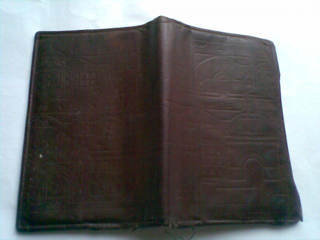 Daiktas labai sena odine pinigine