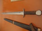 Daiktas kalavijas su makstim