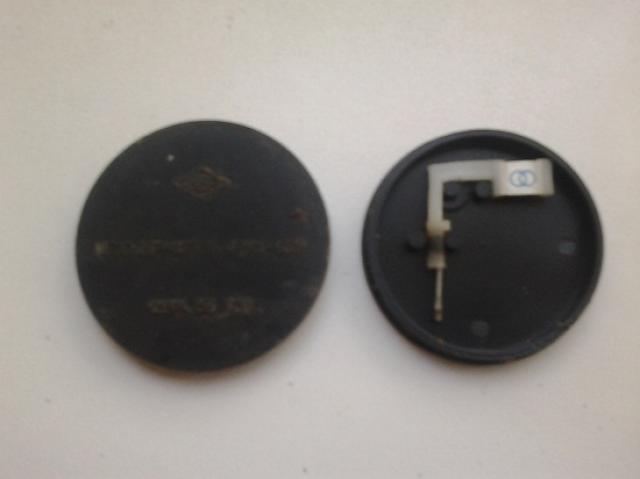 Daiktas patefono adata originaliame dėkle-dėžutėje