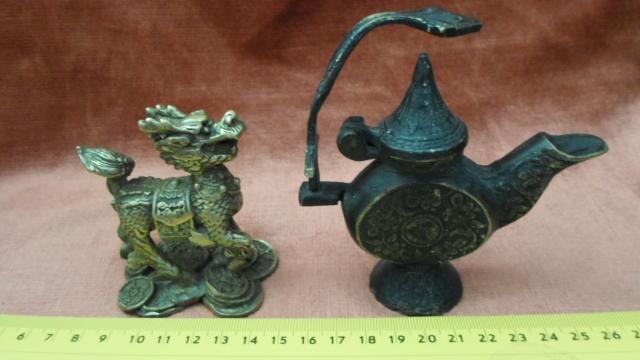 Daiktas dvi metalines statuleles.