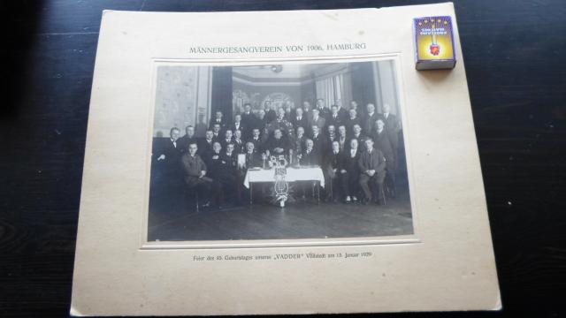 Daiktas didelio formato foto ant kartono.