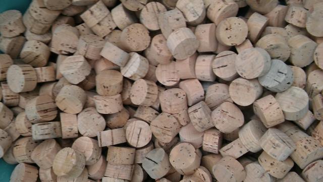 Daiktas kamstine medziaga dekorui.