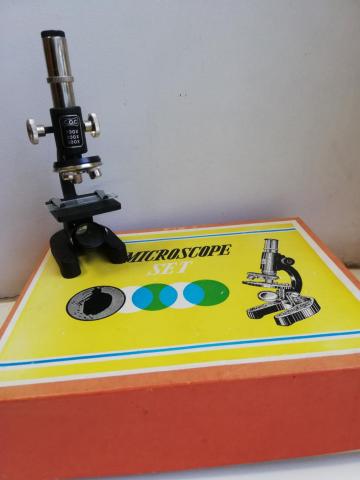 Daiktas senas zaislinis mikroskopas