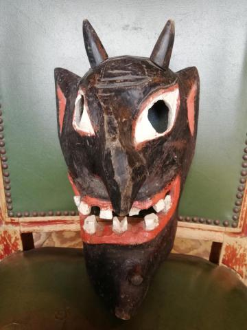 Daiktas sena medine Užgavėniu kauke.