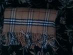 Daiktas siltas Burberry salikelis.