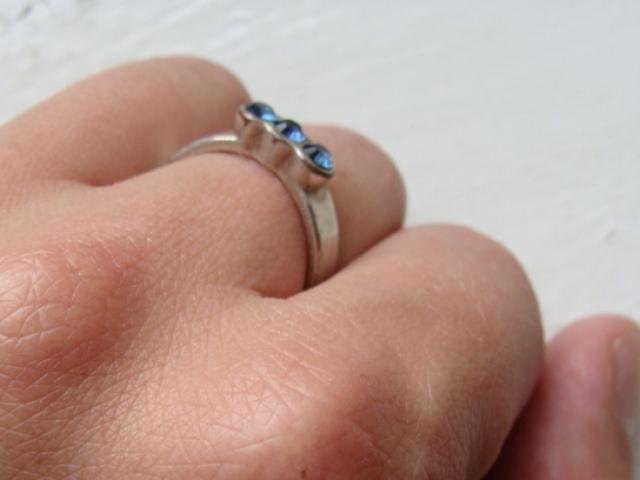 Daiktas Žiedas su mėlynom akutėm