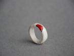 Daiktas žiedas su raudona detale