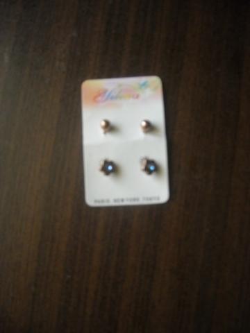 Daiktas 2 auskariukai i bamba