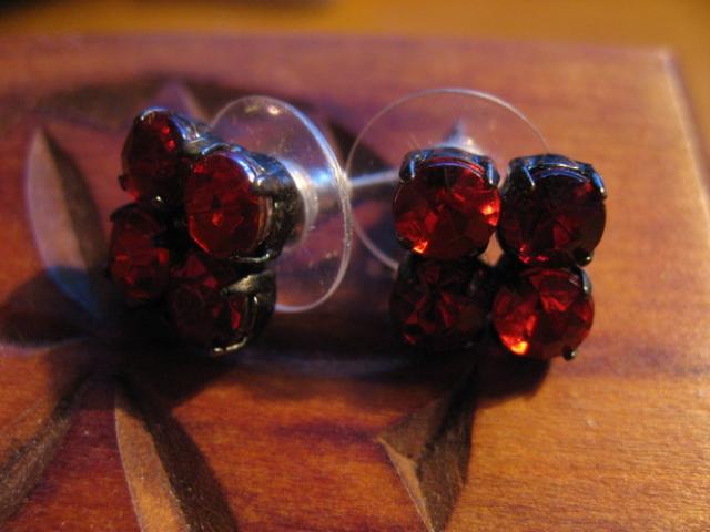 Daiktas raudoni auskariukai;)