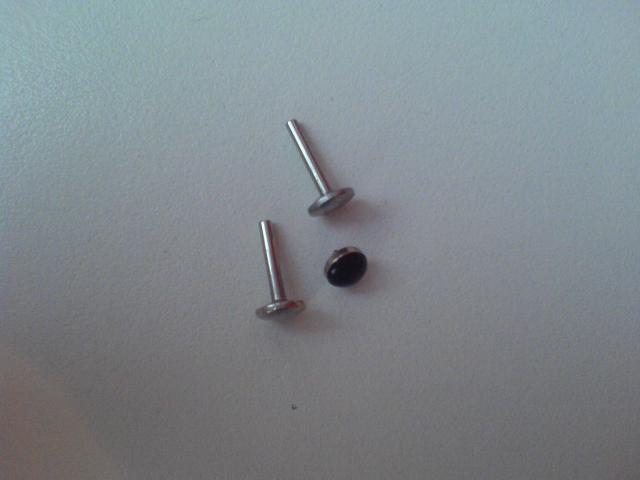 Daiktas Įsukamas į vidų auskaras į lūpa + papildomas strypelis(be galvutės jau)