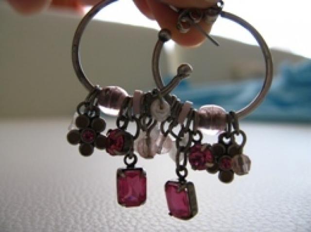 Daiktas Auskarai su rožiniais pakabučiais