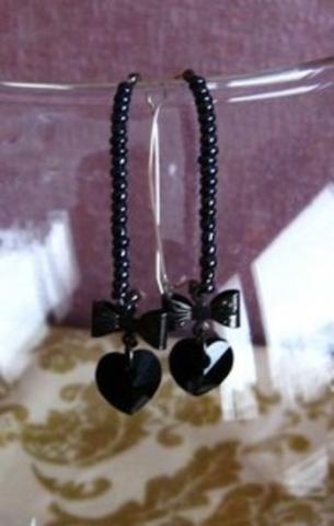 Daiktas juodi auskarai su swarovski širdelėm