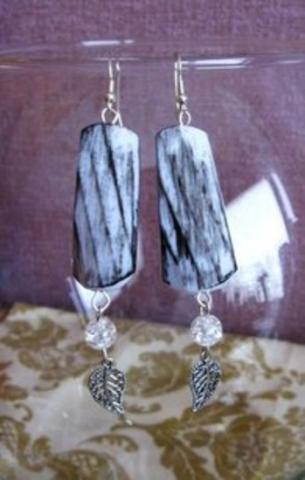 Daiktas ilgi gražūs auskarai