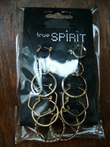 Daiktas Naujos, 6 auskarų poros 