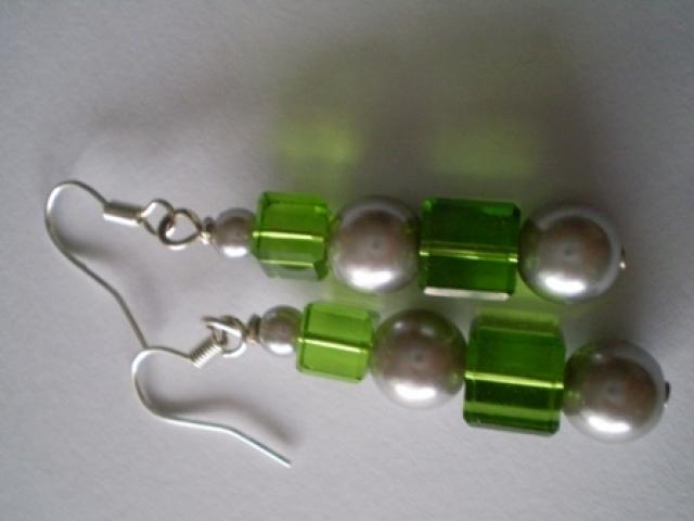 Daiktas auskarai žali su perliukais