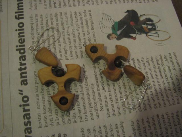 Daiktas mediniai auskariukai primenatis sūrio gabaliukus