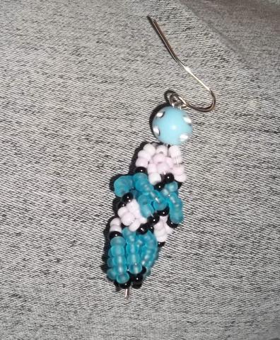 Daiktas ranku darbo auskariukas