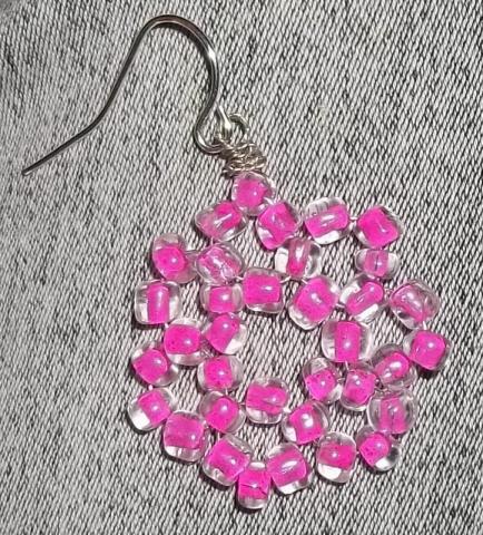 Daiktas ranku darbo auskariukas