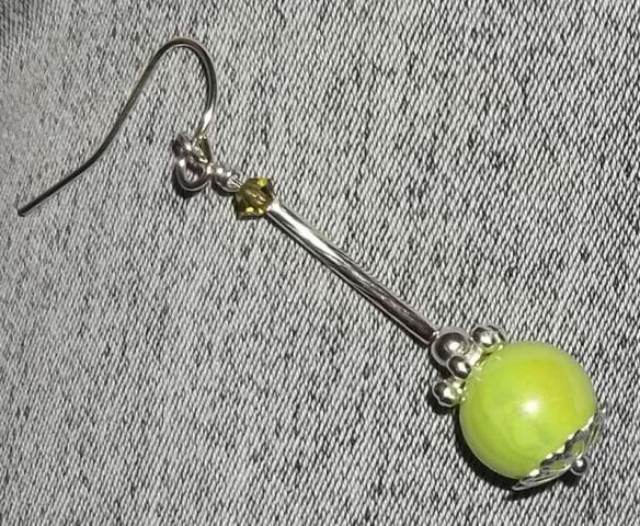 Daiktas ranku darbo auskariukas