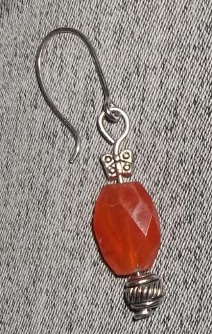 Daiktas ranku darbo auskariukas