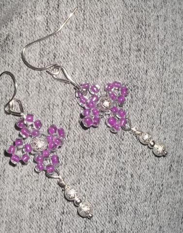 Daiktas ranku darbo auskariukas