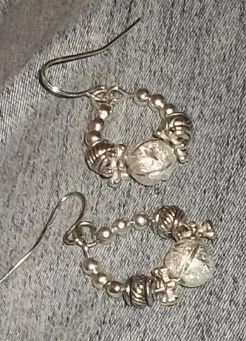 Daiktas ranku darbo auskariukas