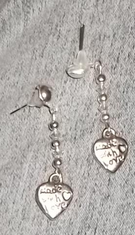 Daiktas ranku darbo auskariukas