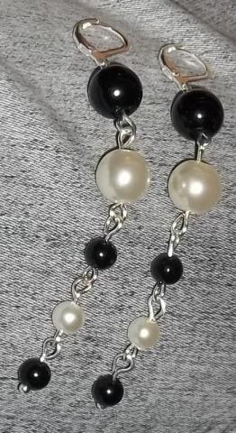 Daiktas ranku darbo auskariukas