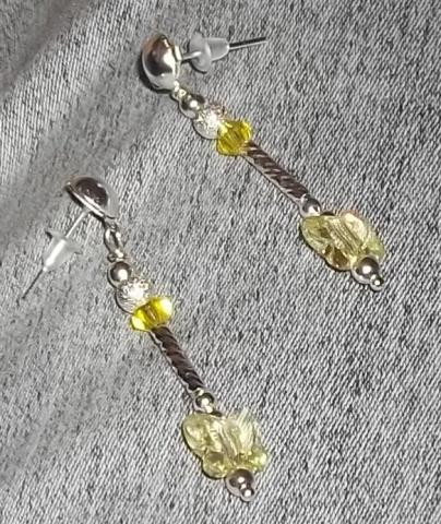 Daiktas ranku darbo auskariukas