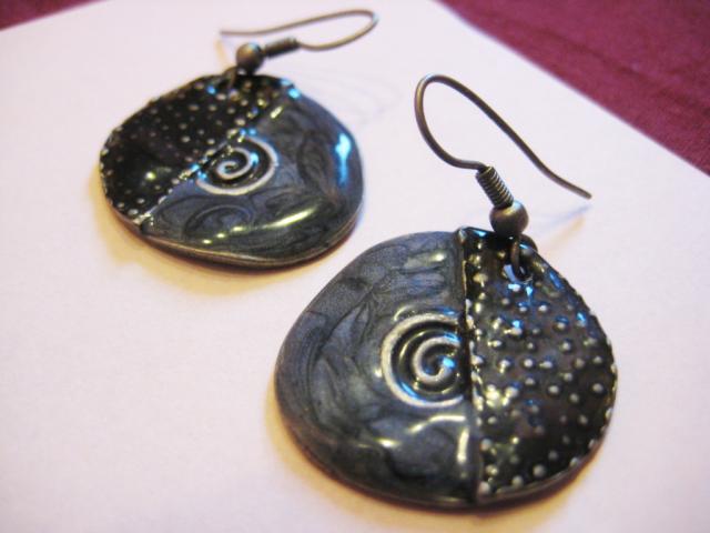 Daiktas Kabantys tamsūs auskarai