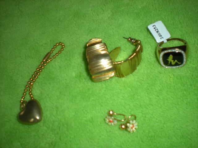 Daiktas Auskarai,ziedas...