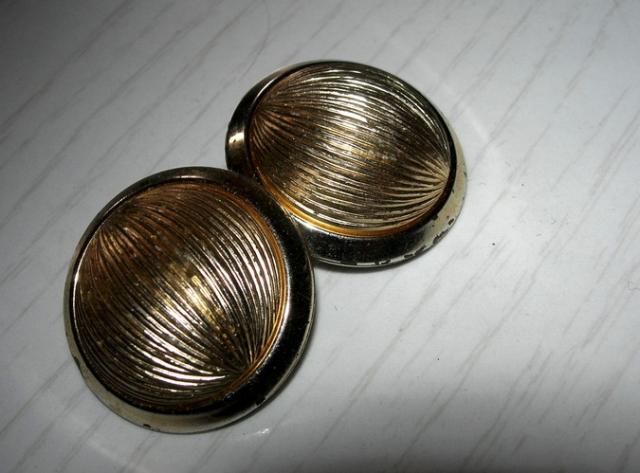 Daiktas aukso spalvos klipsai