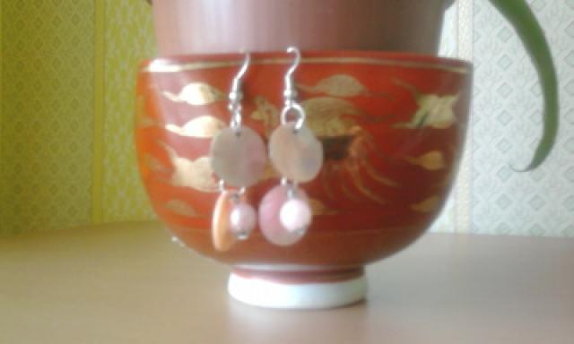 Daiktas Rožiniai vienetiniai rankų darbo auskariukai iš kriauklinių karoliukų