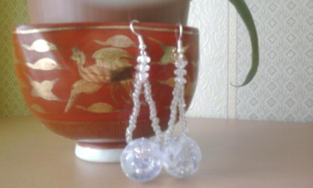 Daiktas Auskariukai balti kabantys kamuoliukai